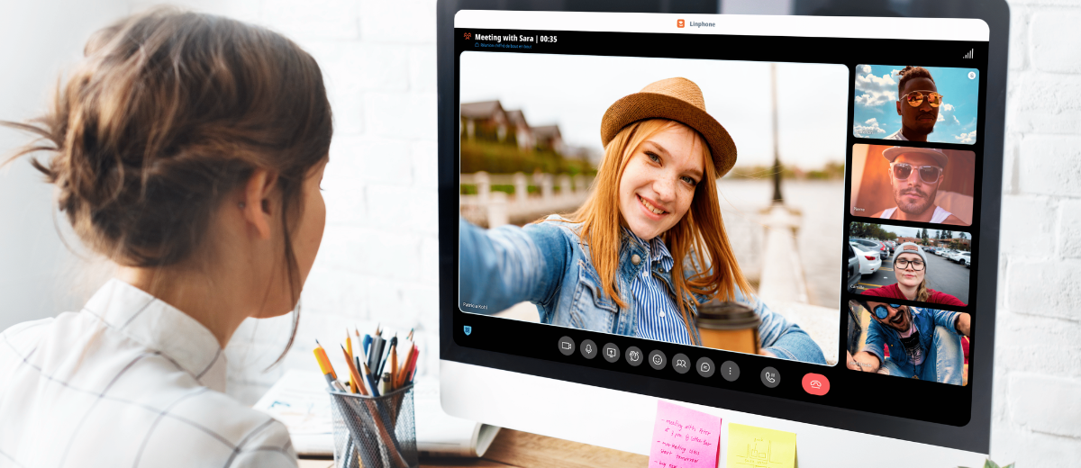 Illustration d'une personne en visioconférence. 