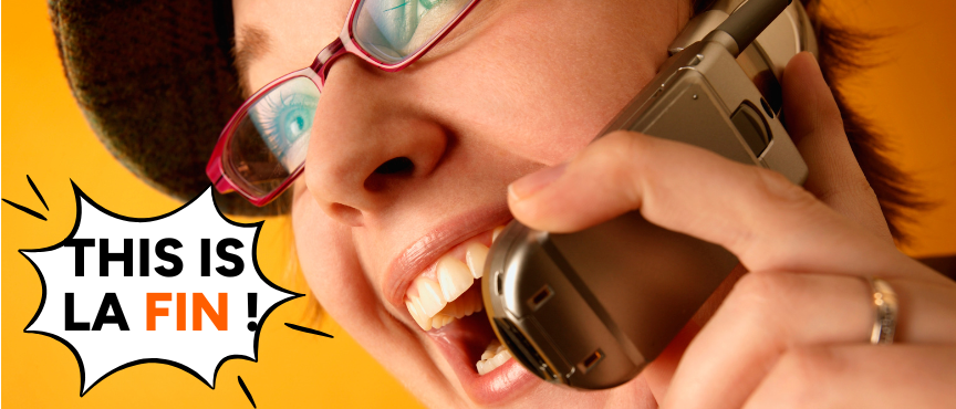 Illustration colorée d'une femme au téléphone, typique des années 2000 avec le clapet. Elle porte une casquette et des lunettes rouges. Une bulle de bande dessinée au-dessous d’elle contient le texte "this is la fin". Le fond de l'image est orange vif.